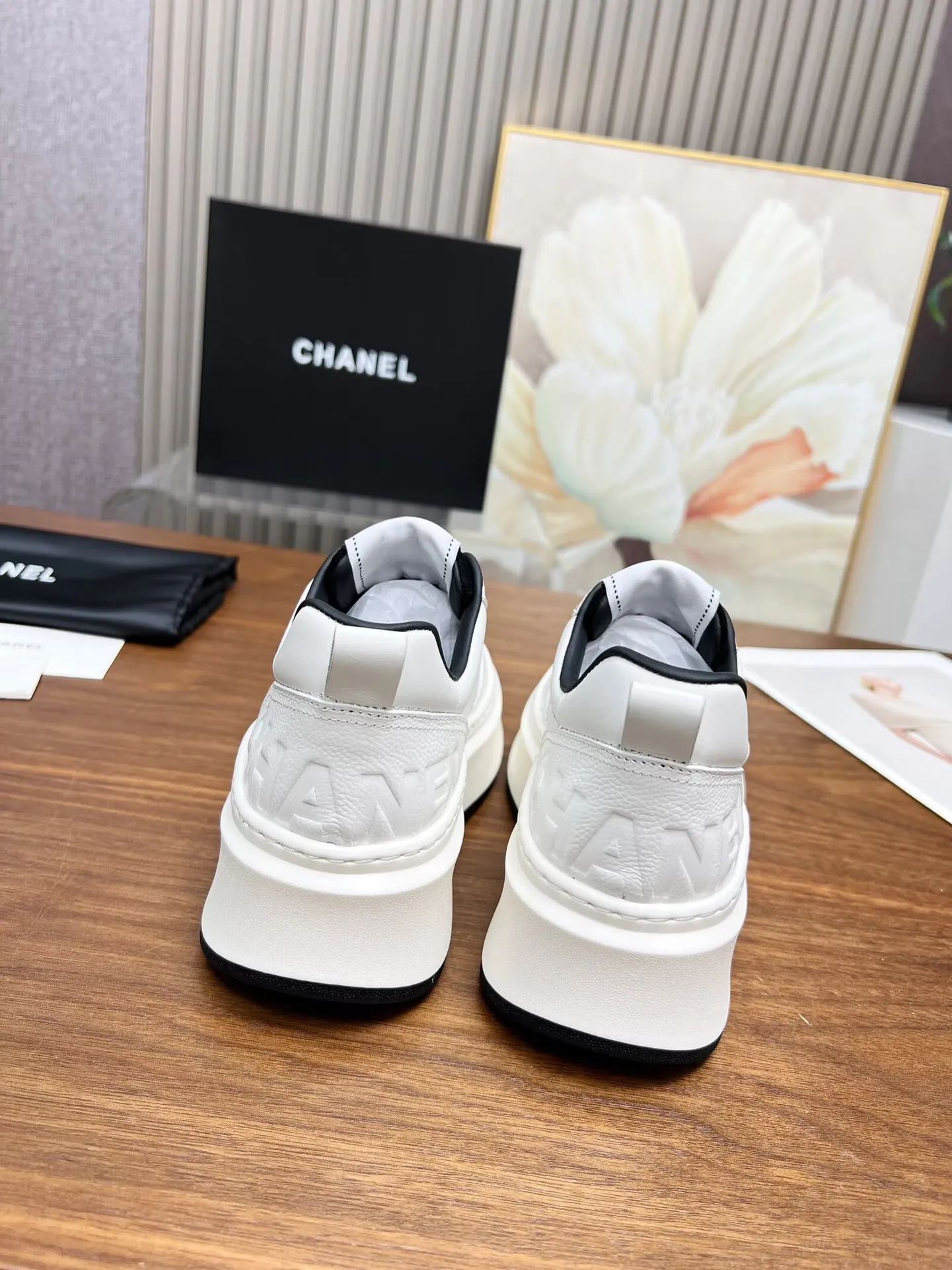 👟👟Ex-factory price 460👟👟 New Chanel panda color white shoes, currently super popular thick-soled shape, very versatile, long and slim legs, super comfortable on the feet, elongating the entire body proportion [strong] Fabric: imported first-layer cowhide🐂 Lining: sheepskin Foot pads: cowhide Code number: 34 to 41 (34 and 41 need to be customized) Packaging: with card, cloth bag Color: black, white, pink